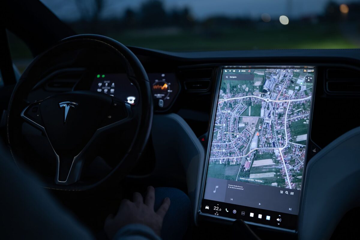 Écran tactile central d'une voiture électrique moderne