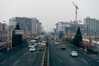 Circulation dense dans une avenue de Pékin bordée d'immeubles