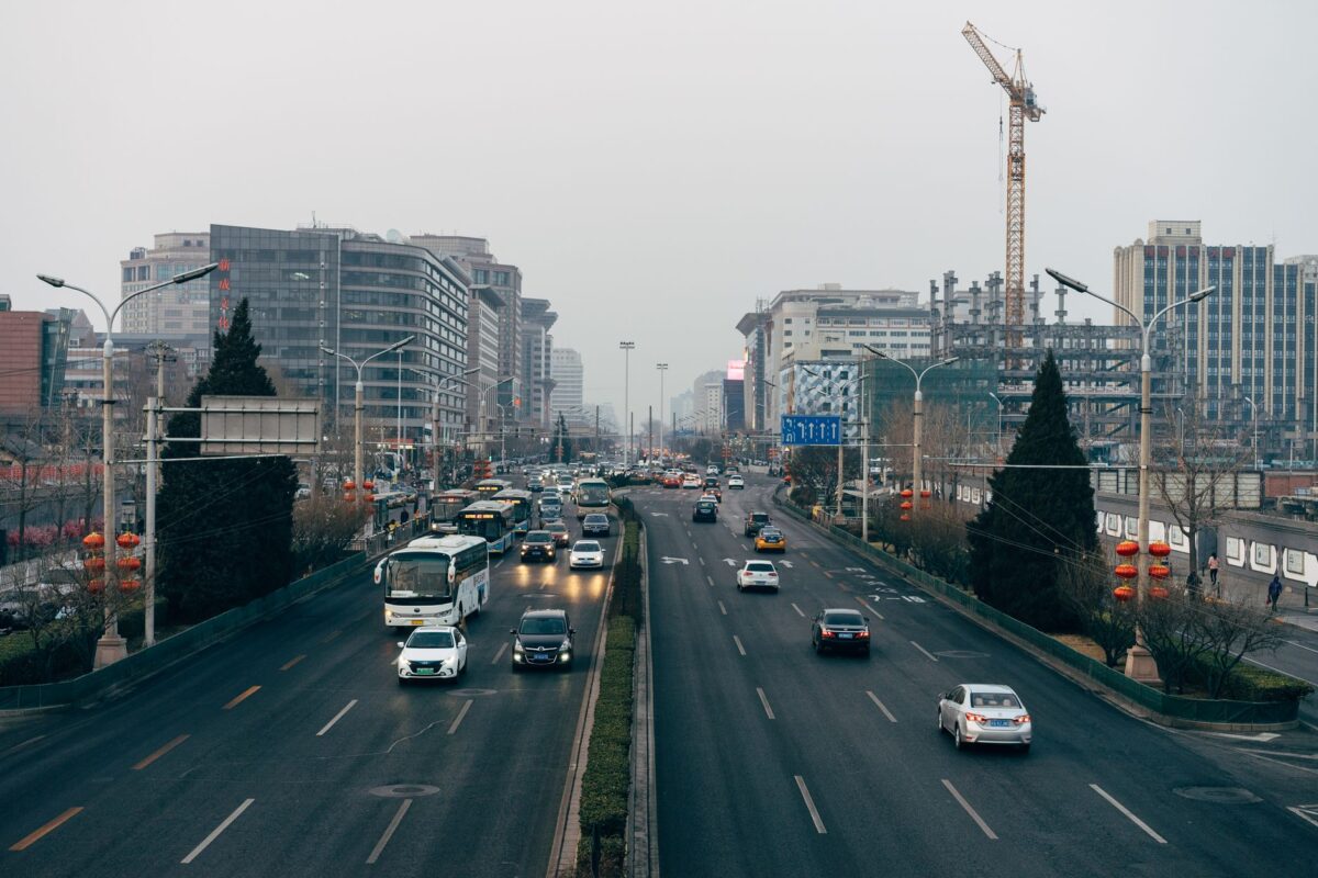 Circulation dense dans une avenue de Pékin bordée d'immeubles