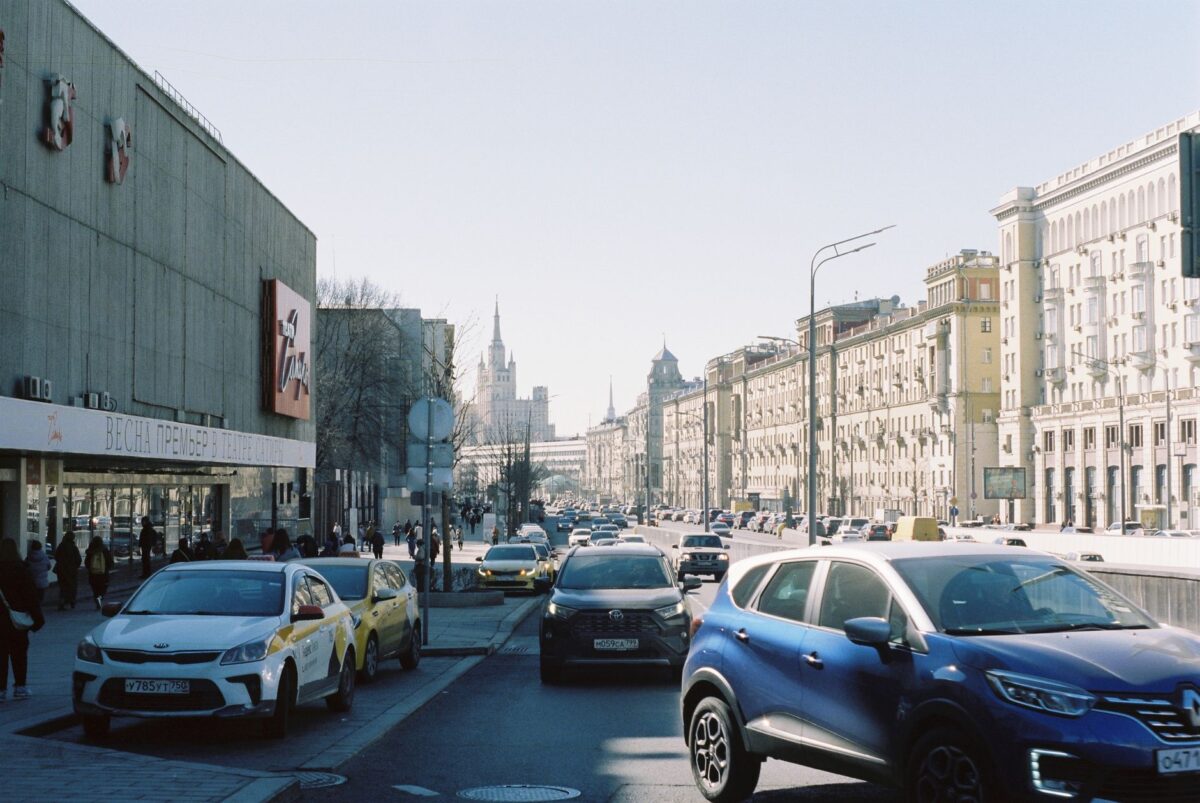 Circulation dense dans une avenue de Moscou