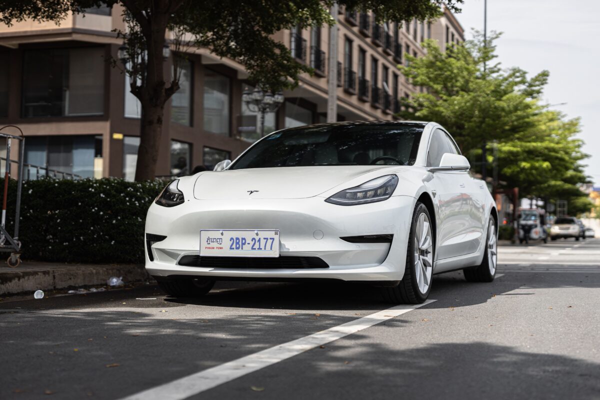 Conduite autonome : la France ouvre des essais sur route à deux Tesla équipées du FSD, ce que ça change vraiment