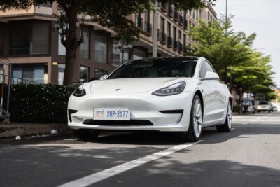 Mondial de l&rsquo;Auto : Tesla et XPeng font essayer leur conduite assistée sur route ouverte